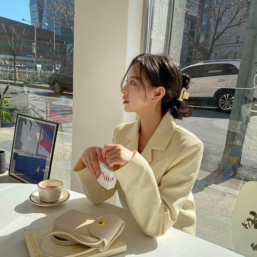 Chuuのインスタグラム：「세미 크롭 기장의 자켓💛요고 핏도 너무 예쁘규 가격도 착해서 지금 반응이 엄청 좋네용🤔✨」