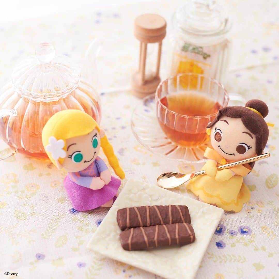 のインスタグラム：「#20200325 * 二人でお茶会の準備に夢中♡  甘いスイーツも・・・準備できたみたい☆ * #ちょっこりさん #ディズニー#ディズニーグッズ #ぬい撮り#ぬいぐるみ #chokkorisan#disney #takaratomyarts #ぬいぐるみと撮り隊 #disney写真部 #ディズニーグッズ #ちょっこりさん好きな人とつながりたい  #ちょっこりさんリニューアル  #ラプンツェル #ベル」