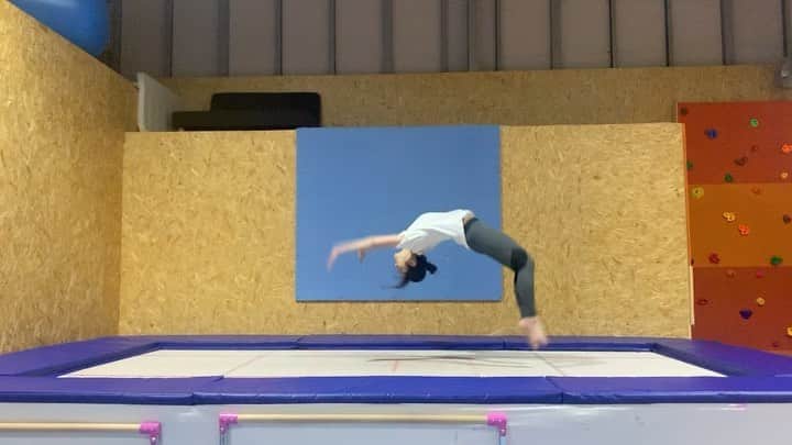のインスタグラム：「. 今日もアクロバットの練習してきました🤸‍♀️🌸 . . トランポリンの上でバック転できたああ😳🔥！ さすが菊池先生！教えるのうますぎる！2時間でここまで出来た🥺！ いつもありがとうございます！ @song_wong 🤸🏻‍♂️✨ . . アクロバット教室　@acroba08 に通ってるの✨ これからも宜しくお願い致します☺️🌸 . . #cyberjapan #サイバージャパン　#アクロバット　#アクロバット教室　#大宮　#バク転」