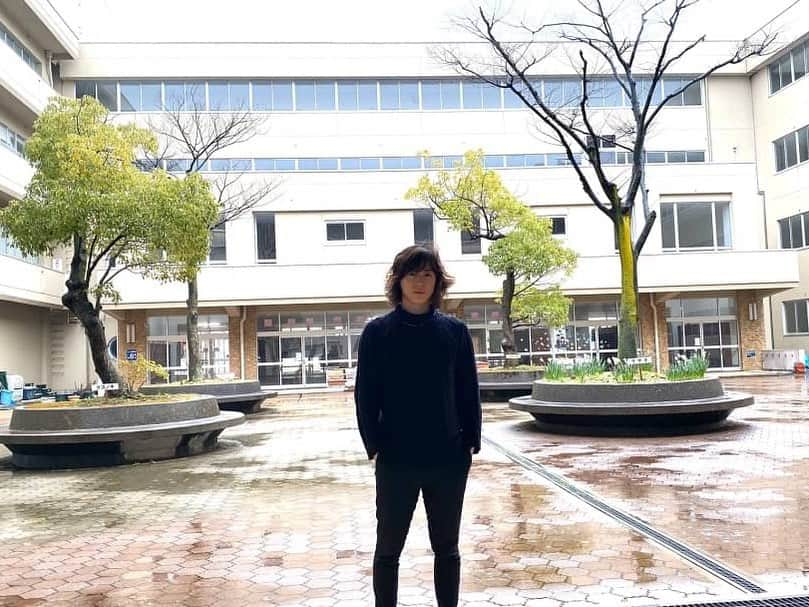 塩谷瞬さんのインスタグラム写真 - (塩谷瞬Instagram)「⭕️ 故郷 能登旅「学校めぐり」「ランプの宿」編。  小雨の朝  軽く走ってシャワーを浴びて旅の準備。  近江町市場でカニを買って 金箔のソフトクリームを食べて、  母校を回ってきました。  大徳小学校、長田中学校、 ２０年以上経ってもかわらないなあ。  あの頃の記憶が蘇る、 大変だったけど凄くいいexperience。  初心にもどれる。  そして金沢名物おすすめの 「とり野菜味噌 まつや」に行ってきました！  小学校の頃少食で全然ご飯食べられなかったんだけど、 ここのご飯だと五人前とか食べられて大好きなお店でした。 当時からいらっしゃる店長さんもいてお話できて嬉しかったです。  それから内灘の海に行って、内灘高校に行って、 成田さんのお店カツリーズサイクルでちびっこたちと遊んで自転車話してきました。 またツールドのと参戦しようかなあ。  そして和倉温泉ツアー、日本一位の温泉宿、「加賀屋」 さんによってお茶飲んできました。 絶景で泉質もすごく良いですよ！♨️ 鎧塚さんのスイーツカフェに寄って、 仲間のおすすめの鉄板焼きも行ってきました！  ずっと行きたかった蕎麦屋　夢一輪館さん 大将と奥様の作る蕎麦屋は愛情がいっぱい入っていて美味しかったです。  そして夢一輪館の高市さんからご紹介して頂き、 輪島塗りの大崎漆器店に伺いました。 朝ドラ「まれ」で土屋太鳳ちゃんが通った場所。 能登震災で建物が捻れて崩壊の危機だった所を職人さんが時間をかけて歪み、ねじれをとって美しい建物を復活させたその場所は沢山の歴史と漆の独特な香りのする素敵な場所でした。  能登キリコ会館では熱い祭りの映像を見て 次は夏祭りに来たいね！と話しました。  最後は山道を数時間ドライブして、 奇跡のパワースポット、 奥能登の「ランプの宿」さんに到着。  能登先端、 崖から見下ろしと幻想的な光の建物がありました。  ジブリの世界に迷い込んだような美しい建物。  能登の海鮮と能登牛を食らいスタッフさんからお話を聞いて楽しい時間を過ごしました。  翌朝、  日本海の荒波と澄んだ空気を吸って、  ずっと始めようと思っていた写経を始めました。  精神統一。  呼吸を深く入れて瞑想するように書を書く。  僕は幼き時の父への反抗心もあり本を読んだり書くということが苦手だったのですが、  今は俳優という本から命を生む仕事をしています。  この度自分を整理するため、  3月11日東北への祈り、  そして世界の大きな問題に対して、  新しい道をひらくために「 写経 」をはじめました。  新しいことに挑戦するのは気持ちいいです。  自分の中に新しい感覚が生まれます。  どうか人々が幸せで平和な日々を暮らせますように。  祈りを込めて。 - 塩谷瞬 - ＃故郷 #石川 #金沢 #能登 #母校 #大徳小学校 #長田中学校 #とり野菜 #ランプの宿 #加賀屋 #写経  #夢一輪館 #大崎漆器店 #キリコ会館 #塩谷瞬 #world #traveling #shunshioya」3月25日 19時05分 - shunshioya_official