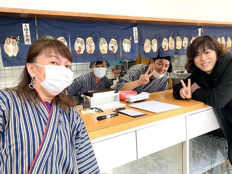 塩谷瞬さんのインスタグラム写真 - (塩谷瞬Instagram)「⭕️ 故郷 能登旅「学校めぐり」「ランプの宿」編。  小雨の朝  軽く走ってシャワーを浴びて旅の準備。  近江町市場でカニを買って 金箔のソフトクリームを食べて、  母校を回ってきました。  大徳小学校、長田中学校、 ２０年以上経ってもかわらないなあ。  あの頃の記憶が蘇る、 大変だったけど凄くいいexperience。  初心にもどれる。  そして金沢名物おすすめの 「とり野菜味噌 まつや」に行ってきました！  小学校の頃少食で全然ご飯食べられなかったんだけど、 ここのご飯だと五人前とか食べられて大好きなお店でした。 当時からいらっしゃる店長さんもいてお話できて嬉しかったです。  それから内灘の海に行って、内灘高校に行って、 成田さんのお店カツリーズサイクルでちびっこたちと遊んで自転車話してきました。 またツールドのと参戦しようかなあ。  そして和倉温泉ツアー、日本一位の温泉宿、「加賀屋」 さんによってお茶飲んできました。 絶景で泉質もすごく良いですよ！♨️ 鎧塚さんのスイーツカフェに寄って、 仲間のおすすめの鉄板焼きも行ってきました！  ずっと行きたかった蕎麦屋　夢一輪館さん 大将と奥様の作る蕎麦屋は愛情がいっぱい入っていて美味しかったです。  そして夢一輪館の高市さんからご紹介して頂き、 輪島塗りの大崎漆器店に伺いました。 朝ドラ「まれ」で土屋太鳳ちゃんが通った場所。 能登震災で建物が捻れて崩壊の危機だった所を職人さんが時間をかけて歪み、ねじれをとって美しい建物を復活させたその場所は沢山の歴史と漆の独特な香りのする素敵な場所でした。  能登キリコ会館では熱い祭りの映像を見て 次は夏祭りに来たいね！と話しました。  最後は山道を数時間ドライブして、 奇跡のパワースポット、 奥能登の「ランプの宿」さんに到着。  能登先端、 崖から見下ろしと幻想的な光の建物がありました。  ジブリの世界に迷い込んだような美しい建物。  能登の海鮮と能登牛を食らいスタッフさんからお話を聞いて楽しい時間を過ごしました。  翌朝、  日本海の荒波と澄んだ空気を吸って、  ずっと始めようと思っていた写経を始めました。  精神統一。  呼吸を深く入れて瞑想するように書を書く。  僕は幼き時の父への反抗心もあり本を読んだり書くということが苦手だったのですが、  今は俳優という本から命を生む仕事をしています。  この度自分を整理するため、  3月11日東北への祈り、  そして世界の大きな問題に対して、  新しい道をひらくために「 写経 」をはじめました。  新しいことに挑戦するのは気持ちいいです。  自分の中に新しい感覚が生まれます。  どうか人々が幸せで平和な日々を暮らせますように。  祈りを込めて。 - 塩谷瞬 - ＃故郷 #石川 #金沢 #能登 #母校 #大徳小学校 #長田中学校 #とり野菜 #ランプの宿 #加賀屋 #写経  #夢一輪館 #大崎漆器店 #キリコ会館 #塩谷瞬 #world #traveling #shunshioya」3月25日 19時05分 - shunshioya_official