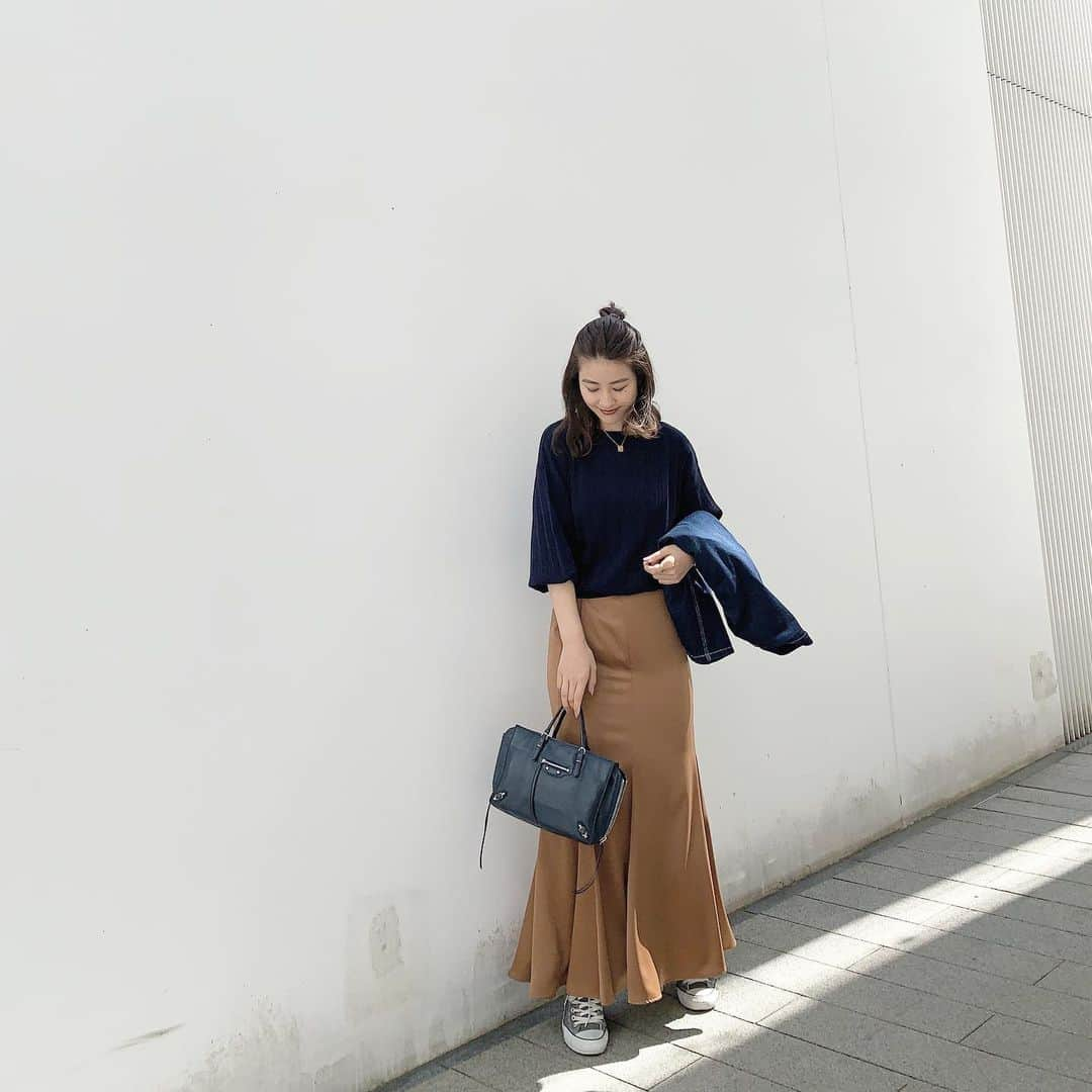 中瀬古ゆきなさんのインスタグラム写真 - (中瀬古ゆきなInstagram)「本日の私服☺️🌸 ・ tops : @techichi_official  skirt : @akte_official  bag : @balenciaga  sneaker : @converse_jp 👟 ・ ネイビー×ベージュの組み合わせでした🌈 ぽわんとしたお袖のニットはサンキュープライス！ 今の時期すごくちょうどいい〜☺️ 初おろしのスカートはとろみがある生地で 大好きなマーメイドのかたち！✨✨ セットアップでジャケットもあって可愛かった💕 ヘアはたまにするハーフあっぷおだんご✌️🎵 移動が多かったのでラフな日でした🙏 ・ #fashion #code #coordinate #ootd #outfit #akte #techichi #balenciaga #casualstyle #photo #dailycode」3月25日 19時06分 - yuch1129