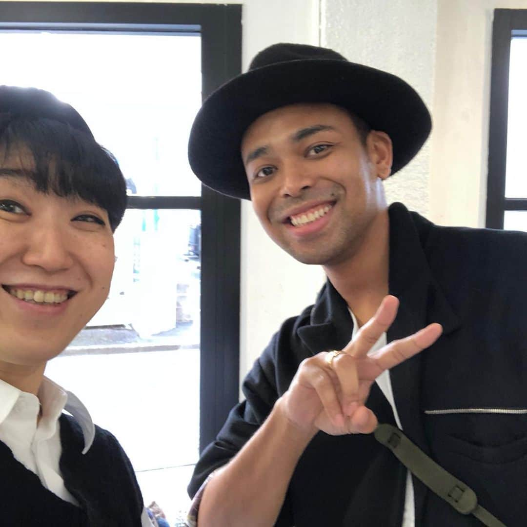 大宮エリーさんのインスタグラム写真 - (大宮エリーInstagram)「【今夜スナックエリーに#NESMITH さん】  21:00〜のスナックエリーにEXILEのNESMITHさん @ex_nes_official がご来店♪ どんな話が聞けるかな？オンライン飲み会です！ 今回！Youtubeでも生配信！youtu.be/6W4aAQHk9Mc  ぜひチャンネル登録を！ こっからYouTubeまじめに？ やります！🌈🍺🍻🍶🥃🥂🍾 みんなで今夜は こんな時期だし オンラインでいっしょに飲もう！ 各自飲み物用意して 待たれい 21時から！  インスタライブもありんす」3月25日 19時15分 - ellie_omiya