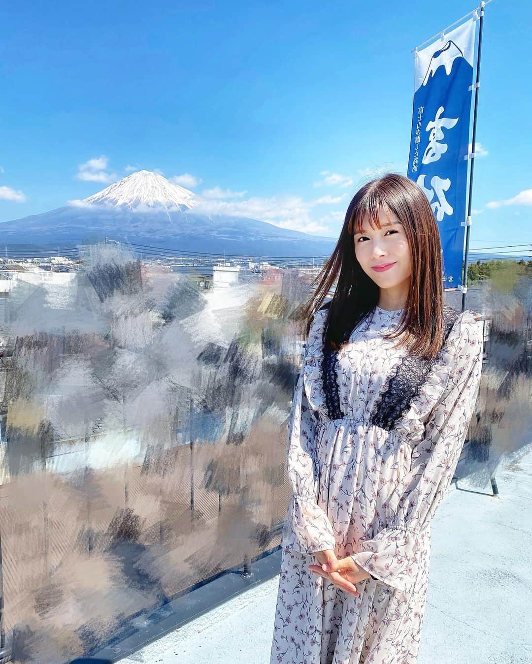 のインスタグラム：「近くで見る大きな富士山は迫力が凄い!! . #富士山 #静岡 #撮影 #エネルギー #パワー #絶景 #絶景スポット」