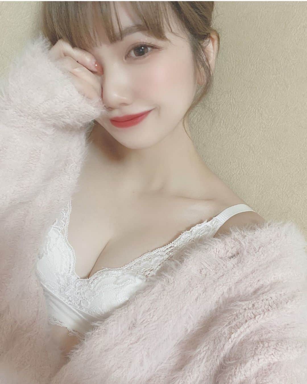 岡元優香さんのインスタグラム写真 - (岡元優香Instagram)「. 育乳エステ( @pgrandi_official ) 販売されている ナイトブラをつけてみました♡  私のサイズはMをつけてます！  こちらのナイトブラは、 バストアップ・育乳 脇高構造だから脇逃げをブロックしてくれて 脇肉をバストに寄せるソフトワイヤーで バストの形状をサポートしてくれます♡ クロスサイドベルトで寄せ上げ効果を 向上し美乳をつくってくれるよ🐶🍓 普段使いも出来るレースの カワイイデザインで3段4列の アジャスターホックがついてます！！ . 育乳エステに通っているから 寝るときナイトブラ必須♡ . #pgrandi #PGブラ #ナイトブラ #育乳 .  @pgrandi_official #下着#ランジェリーショップ」3月25日 19時17分 - ___o3yuka._