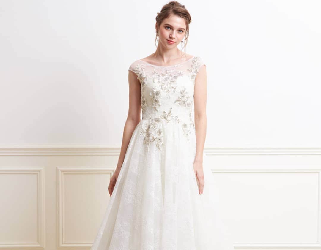 LAVIEEN ROSE Weddingさんのインスタグラム写真 - (LAVIEEN ROSE WeddingInstagram)「#ラビアンローゼ﻿ ﻿ のオリジナルコレクション﻿﻿ ﻿﻿ Lucille　（ルシール）﻿﻿ ﻿﻿ フランス語で “光”を意味する﻿﻿ こちらのドレスは﻿﻿ 輝きがとっても美しい﻿ ビーディング刺繍がポイント🌿﻿﻿ ﻿  最幸の１日をキラキラと﻿ 過ごしていただけたら…﻿ と…思いを込めて😌✨﻿ ﻿﻿ ﻿﻿ ボートネックのシルエットでフェイス周りをスッキリ、さらに、フレンチスリーブは気になる二の腕を自然にカバー、上品な印象に仕上げてくれます✨﻿﻿ ﻿ ﻿ ﻿#weddingaccessory #オルガブランカ #ウェディングドレス﻿ #花嫁#プレ花嫁#花嫁準備#東京花嫁#archdays花嫁#ゼクシィ花嫁#ゼクシィ2020#秋婚#ウェディング #ブライダル #結婚式 #オリジナルウェディング #コンセプトウェディング #ガーデンウェディング #結婚式準備 #花嫁 #プレ花嫁 #卒花 #式場探し #式場選び #花嫁準備  #カジュアル婚 #ウェディングフォト #ウェディングドレス #海外ウェディング  #ウェディングヘアメイク #花嫁ヘアスタイル  #weddingdoress #weddinghair #カジュアルウェディング」3月25日 19時22分 - lavieenrosewedding