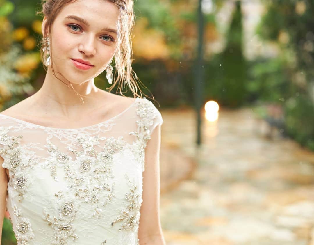 LAVIEEN ROSE Weddingのインスタグラム：「#ラビアンローゼ﻿ ﻿ のオリジナルコレクション﻿﻿ ﻿﻿ Lucille　（ルシール）﻿﻿ ﻿﻿ フランス語で “光”を意味する﻿﻿ こちらのドレスは﻿﻿ 輝きがとっても美しい﻿ ビーディング刺繍がポイント🌿﻿﻿ ﻿  最幸の１日をキラキラと﻿ 過ごしていただけたら…﻿ と…思いを込めて😌✨﻿ ﻿﻿ ﻿﻿ ボートネックのシルエットでフェイス周りをスッキリ、さらに、フレンチスリーブは気になる二の腕を自然にカバー、上品な印象に仕上げてくれます✨﻿﻿ ﻿ ﻿ ﻿#weddingaccessory #オルガブランカ #ウェディングドレス﻿ #花嫁#プレ花嫁#花嫁準備#東京花嫁#archdays花嫁#ゼクシィ花嫁#ゼクシィ2020#秋婚#ウェディング #ブライダル #結婚式 #オリジナルウェディング #コンセプトウェディング #ガーデンウェディング #結婚式準備 #花嫁 #プレ花嫁 #卒花 #式場探し #式場選び #花嫁準備  #カジュアル婚 #ウェディングフォト #ウェディングドレス #海外ウェディング  #ウェディングヘアメイク #花嫁ヘアスタイル  #weddingdoress #weddinghair #カジュアルウェディング」