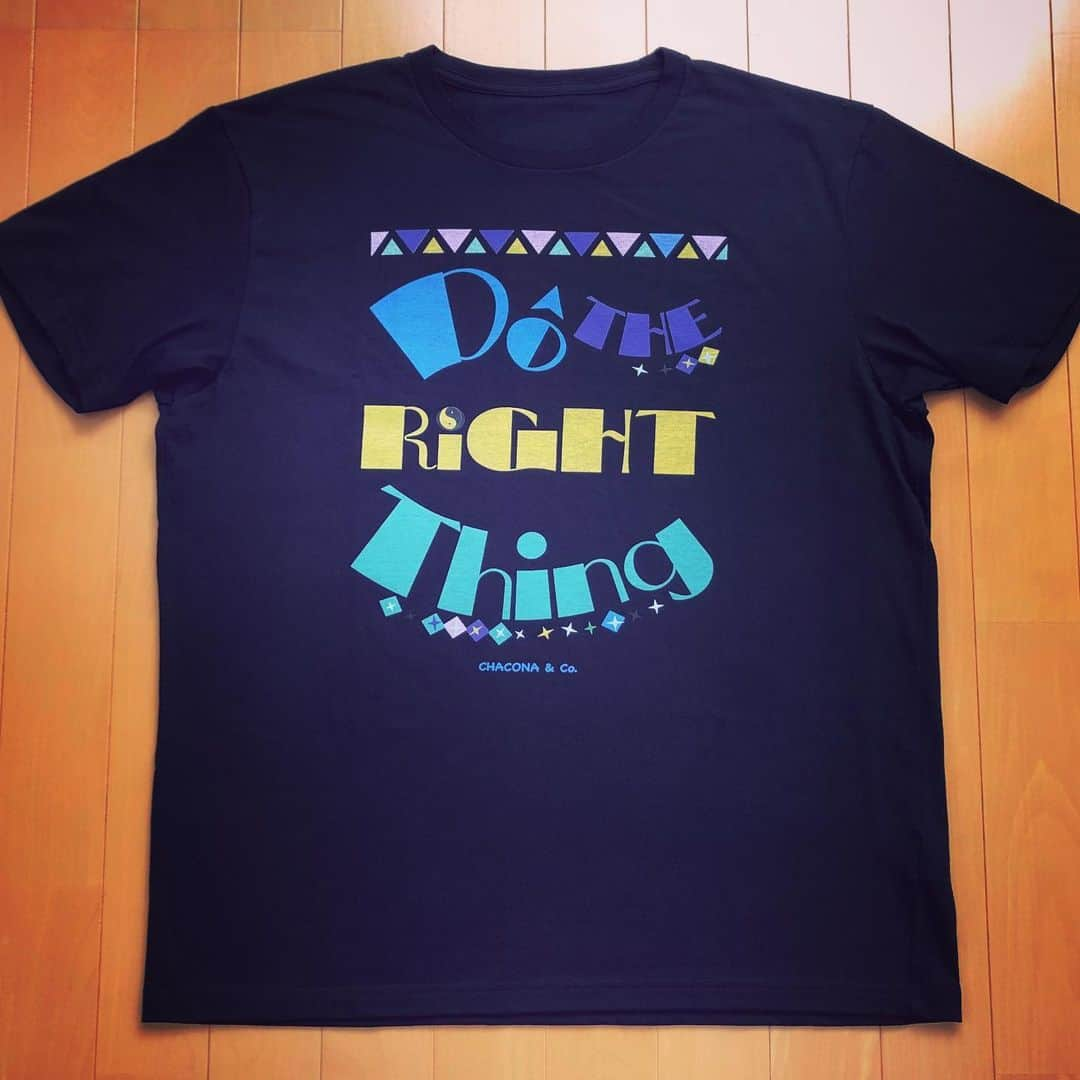 加藤厚成さんのインスタグラム写真 - (加藤厚成Instagram)「-Famous Quotes T-shirts Collection - " Do The Right Thing " ＂当然のことをしよう！＂ 心が揺さぶられたセリフを#ユニクロカスタマイズ #uniqlocustomize してみました。 #パンデミック #pandemic が加速していますが、あらゆる世界が心身共に疲弊している時にこそ、その人が持つ真の人間力が現れると言われています。今こそ、より良い自分、良心を求めて、戦い生き抜いていく瞬間だと思う。 "Where must we go,  we who wander this wasteland,  in search of our better selves" - The first history man - （映画『 Mad Max: Fury Road 』より）  #DoTheRightThing #SpikeLee  #スパイクリー  #FightThePower #PublicEnemy #パブリックエナミー #PeacefulDays #FamousQuotes #InspirationalQuotes #名言 #名台詞  #movietshirt #映画Tシャツ #HumanRightCampaign #nostalgic #nostalgia #郷愁 #goodolddays #古き良き時代 #Uniqlo #ユニクロ #StateOfEmergency #緊急事態 #緊急事態宣言 #StayHome #DoTheFive」3月25日 19時23分 - koseikato