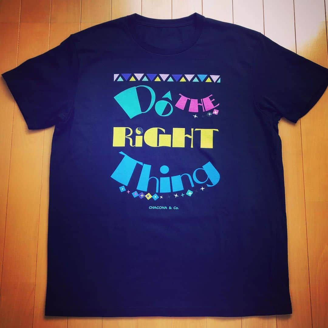 加藤厚成さんのインスタグラム写真 - (加藤厚成Instagram)「-Famous Quotes T-shirts Collection - " Do The Right Thing " ＂当然のことをしよう！＂ 心が揺さぶられたセリフを#ユニクロカスタマイズ #uniqlocustomize してみました。 #パンデミック #pandemic が加速していますが、あらゆる世界が心身共に疲弊している時にこそ、その人が持つ真の人間力が現れると言われています。今こそ、より良い自分、良心を求めて、戦い生き抜いていく瞬間だと思う。 "Where must we go,  we who wander this wasteland,  in search of our better selves" - The first history man - （映画『 Mad Max: Fury Road 』より）  #DoTheRightThing #SpikeLee  #スパイクリー  #FightThePower #PublicEnemy #パブリックエナミー #PeacefulDays #FamousQuotes #InspirationalQuotes #名言 #名台詞  #movietshirt #映画Tシャツ #HumanRightCampaign #nostalgic #nostalgia #郷愁 #goodolddays #古き良き時代 #Uniqlo #ユニクロ #StateOfEmergency #緊急事態 #緊急事態宣言 #StayHome #DoTheFive」3月25日 19時23分 - koseikato