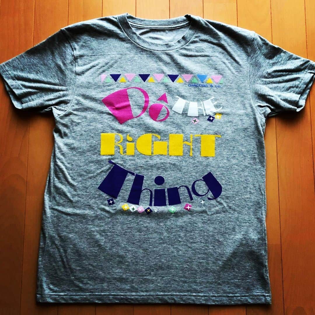 加藤厚成さんのインスタグラム写真 - (加藤厚成Instagram)「-Famous Quotes T-shirts Collection - " Do The Right Thing " ＂当然のことをしよう！＂ 心が揺さぶられたセリフを#ユニクロカスタマイズ #uniqlocustomize してみました。 #パンデミック #pandemic が加速していますが、あらゆる世界が心身共に疲弊している時にこそ、その人が持つ真の人間力が現れると言われています。今こそ、より良い自分、良心を求めて、戦い生き抜いていく瞬間だと思う。 "Where must we go,  we who wander this wasteland,  in search of our better selves" - The first history man - （映画『 Mad Max: Fury Road 』より）  #DoTheRightThing #SpikeLee  #スパイクリー  #FightThePower #PublicEnemy #パブリックエナミー #PeacefulDays #FamousQuotes #InspirationalQuotes #名言 #名台詞  #movietshirt #映画Tシャツ #HumanRightCampaign #nostalgic #nostalgia #郷愁 #goodolddays #古き良き時代 #Uniqlo #ユニクロ #StateOfEmergency #緊急事態 #緊急事態宣言 #StayHome #DoTheFive」3月25日 19時23分 - koseikato