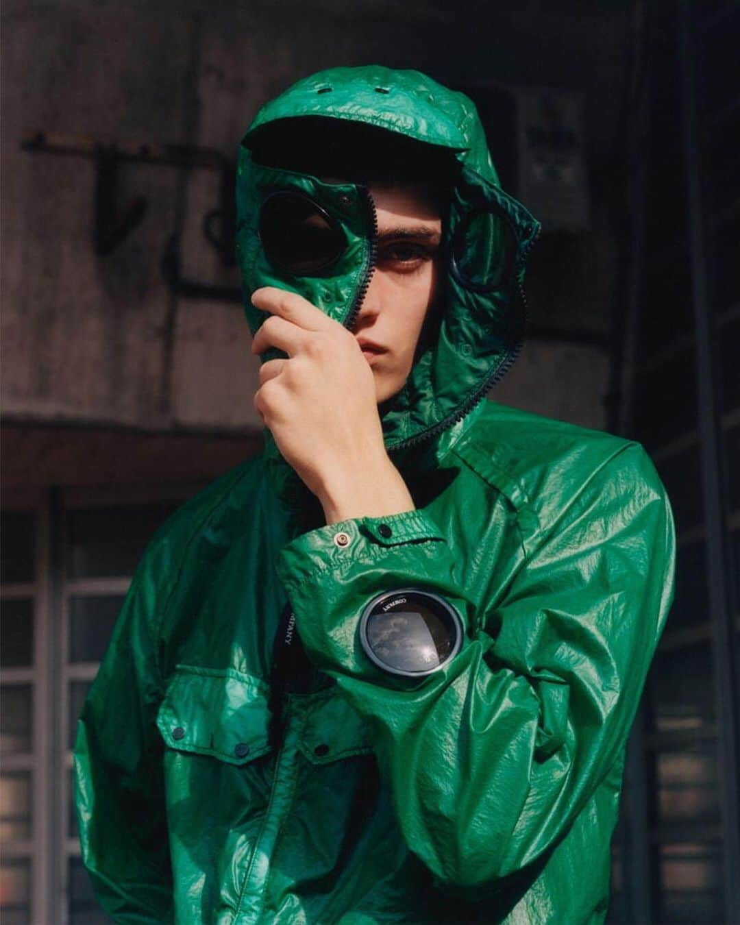 HYPEBEASTさんのインスタグラム写真 - (HYPEBEASTInstagram)「@hypebeaststyle: @cp_company_official has returned with a vibrant Spring/Summer 2020 collection. Continuing to showcase the Massimo Osti label’s garment dyeing DNA, a slew of new takes on staple Goggle Jackets and hoodies are showcased. Head to the link in our bio to view more from the range. It’s all currently available via the brand’s webstore. ⁠⠀ Photo: C.P. Company」3月25日 19時26分 - hypebeast