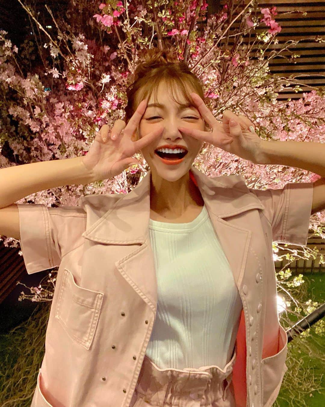 明日花キララのインスタグラム：「毎年桜は観に行くんじゃなく 桜側を家に呼ぶスタイル🍓🌸👸🏻🍡 . 愛犬もSAKURAコーデ🧸🎀 #桜を呼ぶ会」