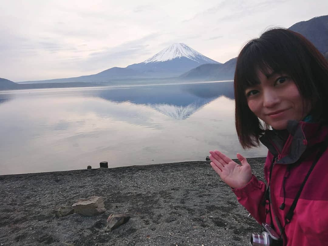 桜花さんのインスタグラム写真 - (桜花Instagram)「おはようございマウンテン🗻✨ 素敵な逆さ富士に会えました🍀  本日もナイスな１日にいたしましょ✨  #おはようございマウンテン #山  #富士山  #富士」3月26日 6時18分 - mountainohka