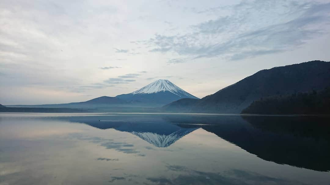 桜花さんのインスタグラム写真 - (桜花Instagram)「おはようございマウンテン🗻✨ 素敵な逆さ富士に会えました🍀  本日もナイスな１日にいたしましょ✨  #おはようございマウンテン #山  #富士山  #富士」3月26日 6時18分 - mountainohka