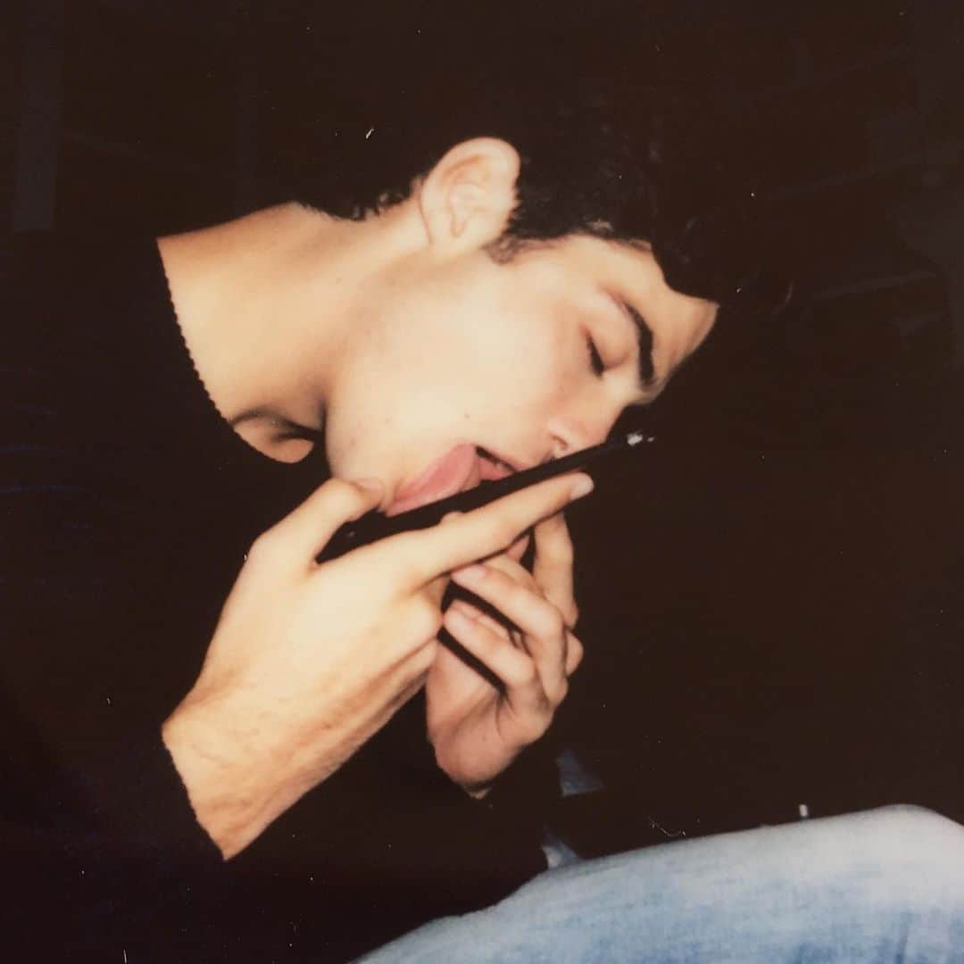 ノア・センティネオのインスタグラム：「Currently in a codependent relationship with my phone.」