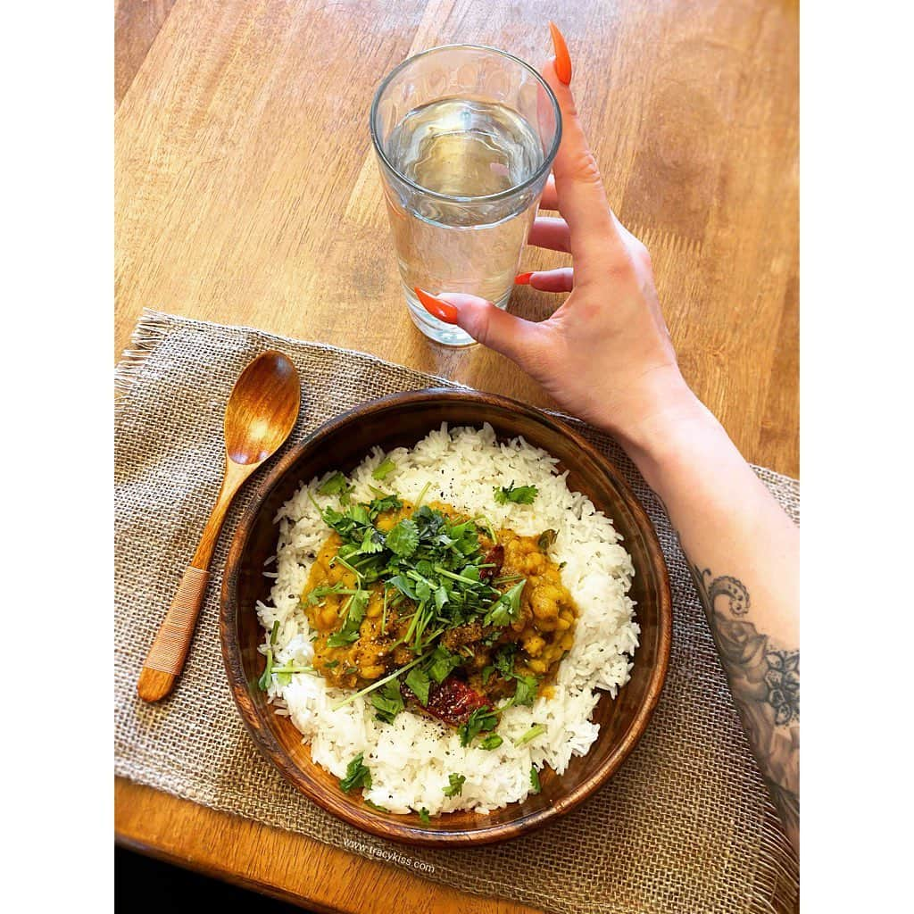 トレーシー・キスさんのインスタグラム写真 - (トレーシー・キスInstagram)「What’s your favourite food my darlings? 🌱 My can’t-live-without meal is dal which I have two to three times per week. Here I’ve served up some tarka dal on a bed of fluffy white basmati rice topped with fresh coriander - stock cupboard essentials to see me through the quarantine! Dal is a great source of plant based protein and carbs and keeps me full and bouncing with energy all day, not to mention that it tastes delicious too! I hope that you’re all keeping healthy and active during quarantine, we’re already one day closer to freedom! 🙏🏼 #quarantineandchill #quarantinefood #dal #veganquarantine #foodie」3月26日 4時51分 - tracykissdotcom