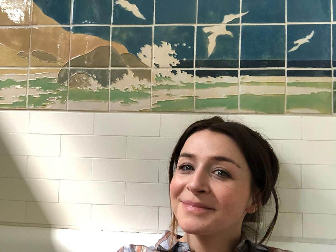 カテリーナ・スコーソンのインスタグラム：「Sometimes moms hide in the bathtub, fully clothed, with a mug of coffee so they can get some “quiet time”. #quarantine」