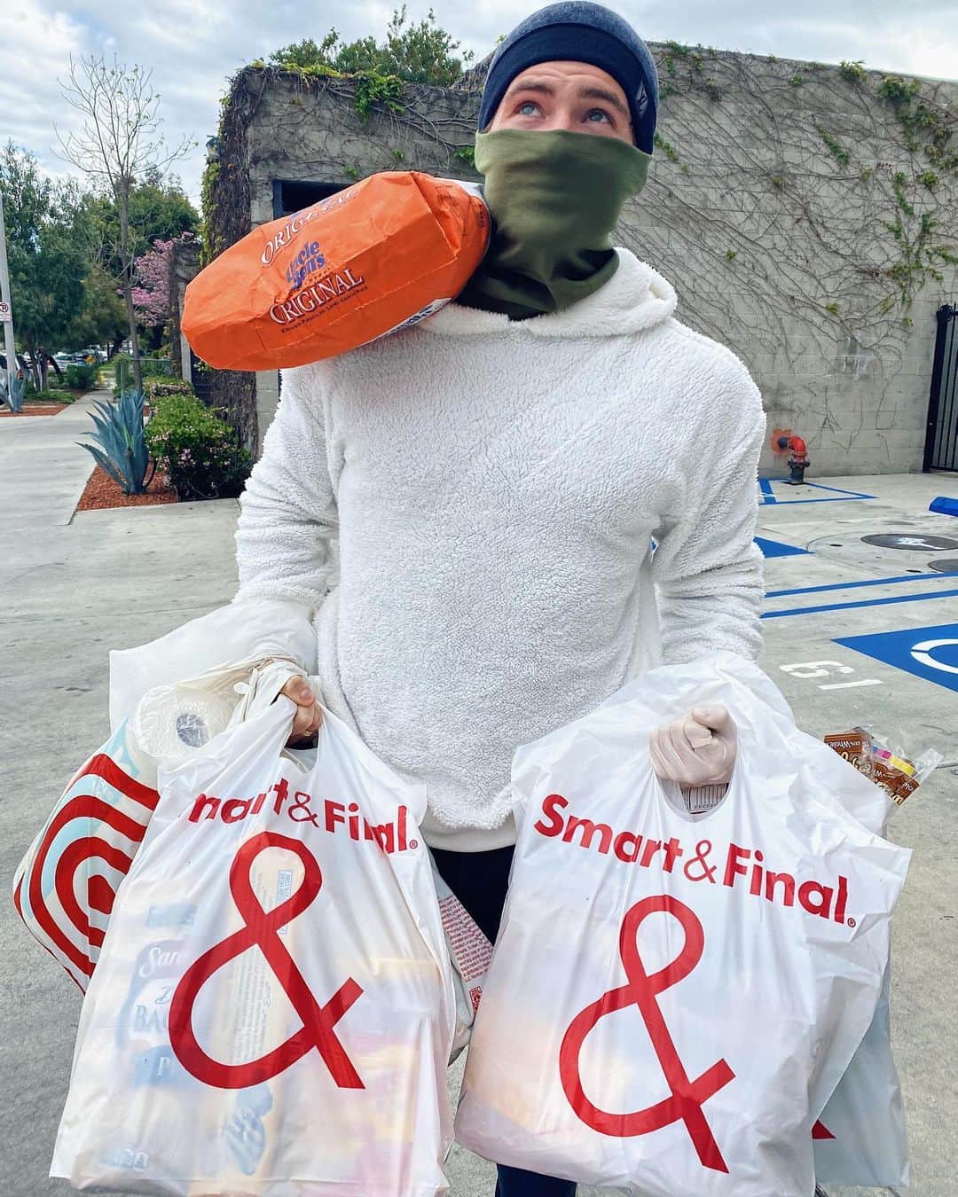 コディ・クリスチャンのインスタグラム：「Supply run. 😷」