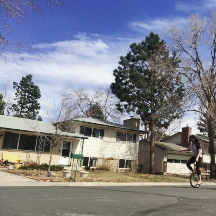 ミーガン・マスカリーナスのインスタグラム：「☀️ Sunshine and family 🧬 • • • #unicycle #colorado #random」