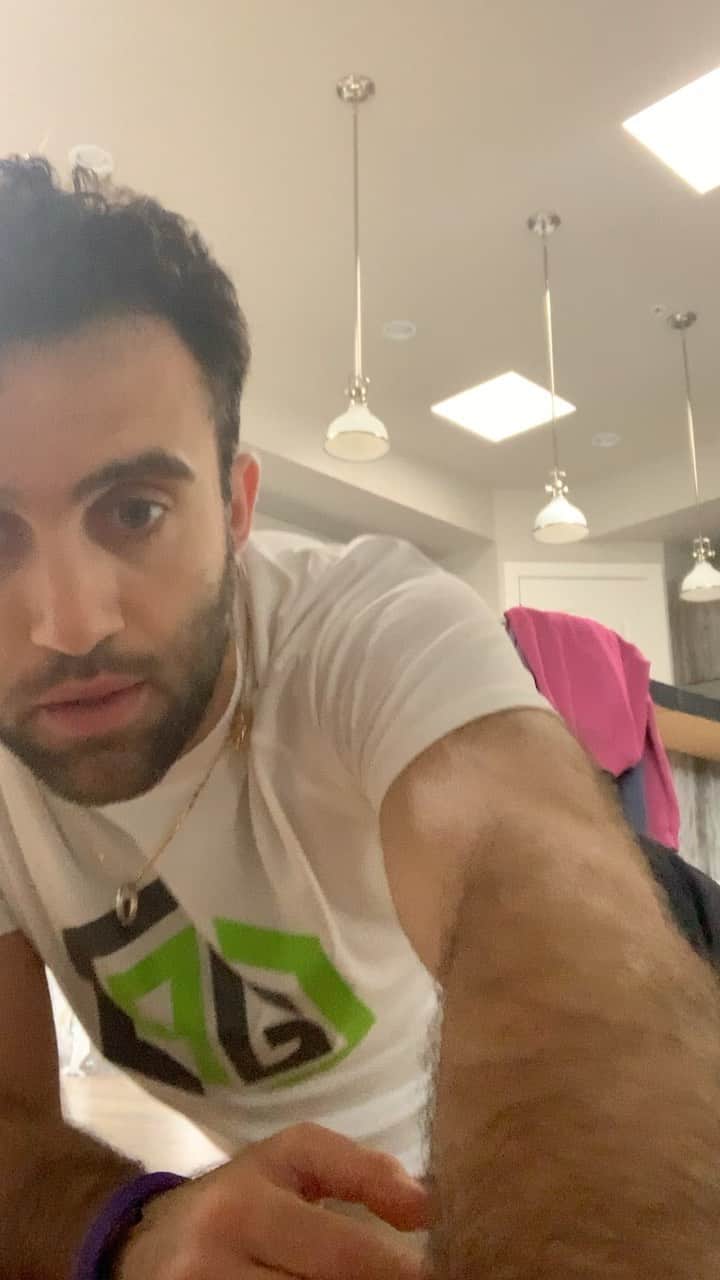 ジュゼッペ・ロッシのインスタグラム：「Core workout...easy, short and efficient. 10 reps each exercise except the side to side 20 reps total (10 right; 10 left). Never touch the ground with you feet or shoulders. 3 sets total. Have fun! Stay home! Stay safe!  How I do @ericdagati , @fitclubnyc ??? 🤪🤪🤪」