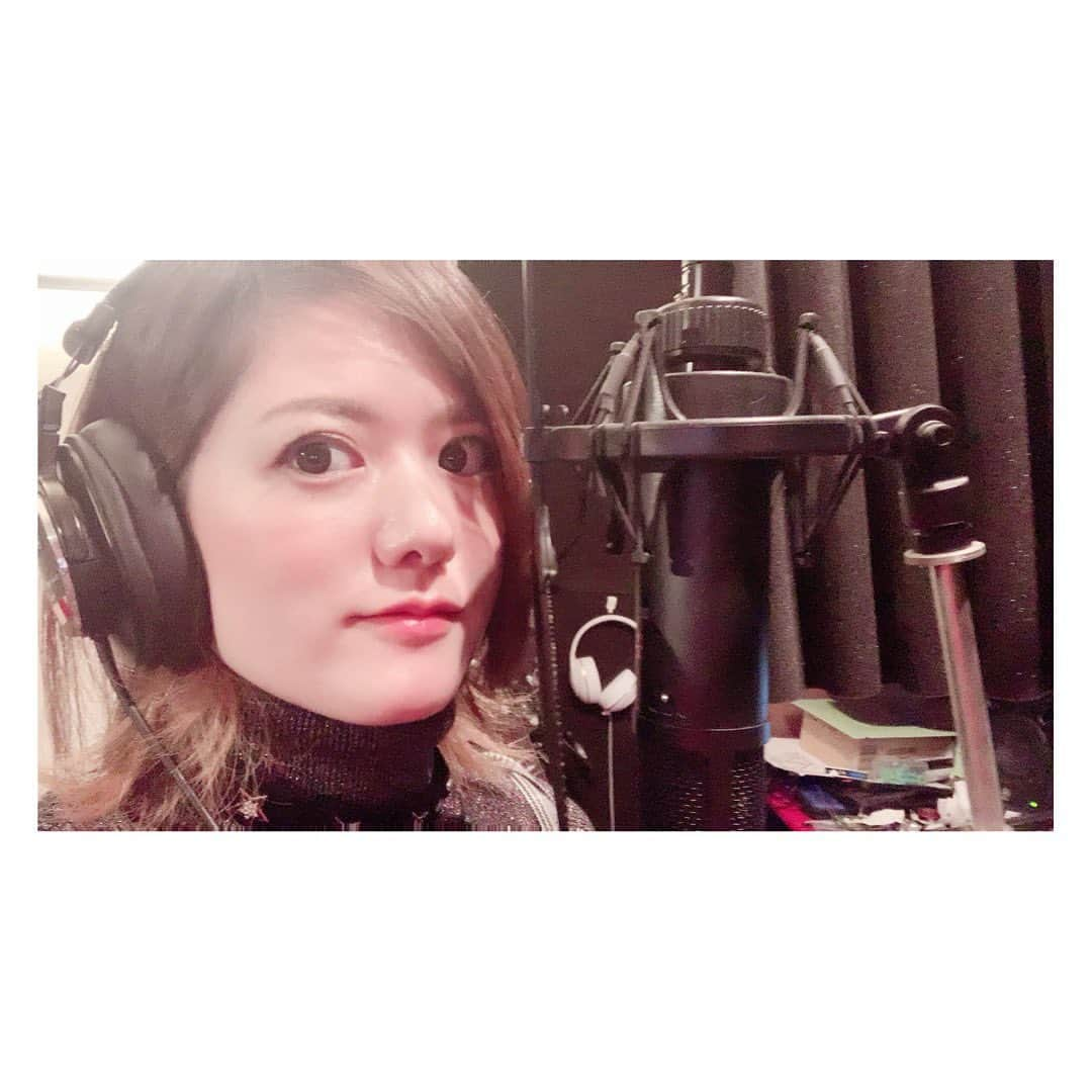 AIMIさんのインスタグラム写真 - (AIMIInstagram)「作りながらレコーディング🎙♫ ❤︎ ❤︎ ソロシンガーになってトラック先行で曲作りしたりもするようになってから自分の中の細かい休符の遊びやメロの抑揚、ビートの自由さに興奮しちゃう🥴 でも、AIMI節やクセは消えないらしい。 ❤︎ ❤︎ ❤︎ 【LIVE】 ❤︎ ❤︎ ○2020.04.15(水) DESEOmini with VILLAGE VANGUARD Miyagi(SHIBUYA DESEO) 3days proudly presents 「two sides 2nd Anniversary FINAL!!!」 開場18時 | 開演18時半 【料金】前売¥2,500 | 当日¥3,000 【出演】ナガトモユリ / はらあやの / AIMI / Anna / rui ogawa(kasa. / from 三重) / 幾田りら  http://www.deseo.co.jp/mini/2020-4 ❤︎ ❤︎ ○2020.04.29(水) MITSUBACHI ROCK CIRCUIT  会場　下北沢（詳細は後日アナウンスさせていただきます） OPEN/START 11:30/12:00 前売り￥3,400-（ドリンク別）高校生以下￥2,900-（ドリンク別）/当日￥3,900-（ドリンク別） http://www.reg-r2.com/?page_id=7250&ym=2020-04  #AIMI#singersongwriter#logicpro  #recording」3月25日 21時16分 - my_name_is_aimi