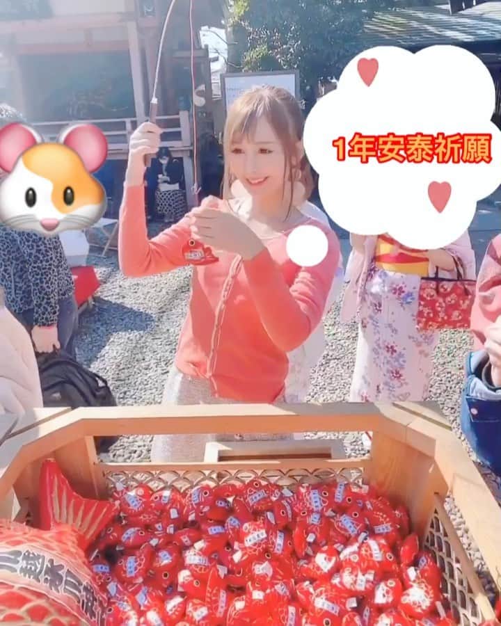 葵井えりかのインスタグラム：「今年はたくさんのリーダーなので 1年安泰祈願。 昨日は嬉しいお知らせを聞けました✨ 秋頃が楽しみでたまりません😍📸 カーディガンがめくれてた🤣 #portrait #shooting #racequeen #川越神社#安鯛みくじ #安泰祈願#たまには動画 #葵井えりか」
