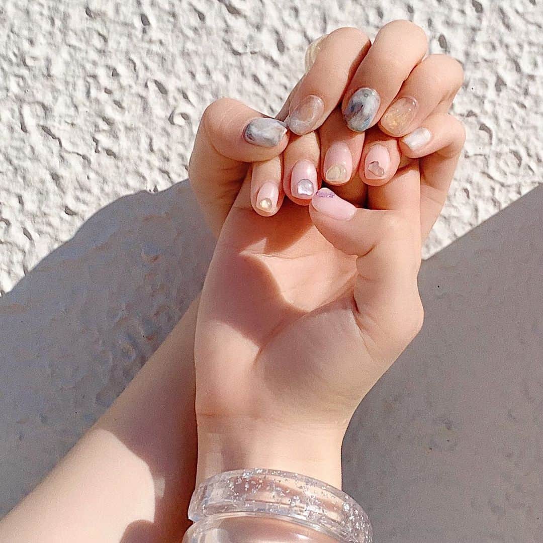mina hinokuchiのインスタグラム：「. new nail 右手はカラーのシェルを使ってツルツルぷっくり🏝 左はマーブル模様と天然石でストーンモチーフ🏔 . 透け感のあるお洋服や、クリア小物と合わせるのが楽しい♪♪ #mina_ネイル #ネイル #ネイルアート #ネイルデザイン #nails #nail #nailart #w#whoswhochico #salonbychico #フーズフーチコ #チコ」