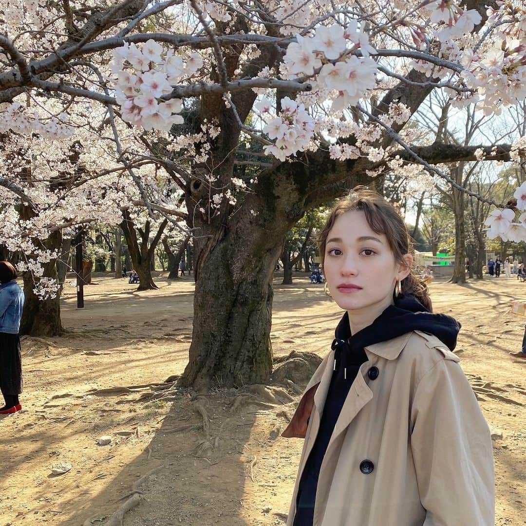 のインスタグラム：「. 今日はなっちゃんとお花見🌸 . 天気も良くて桜も満開やったし 凄く気持ちのいい一日やった🤗 . . #お花見 #代々木公園  #満開 #さくら」