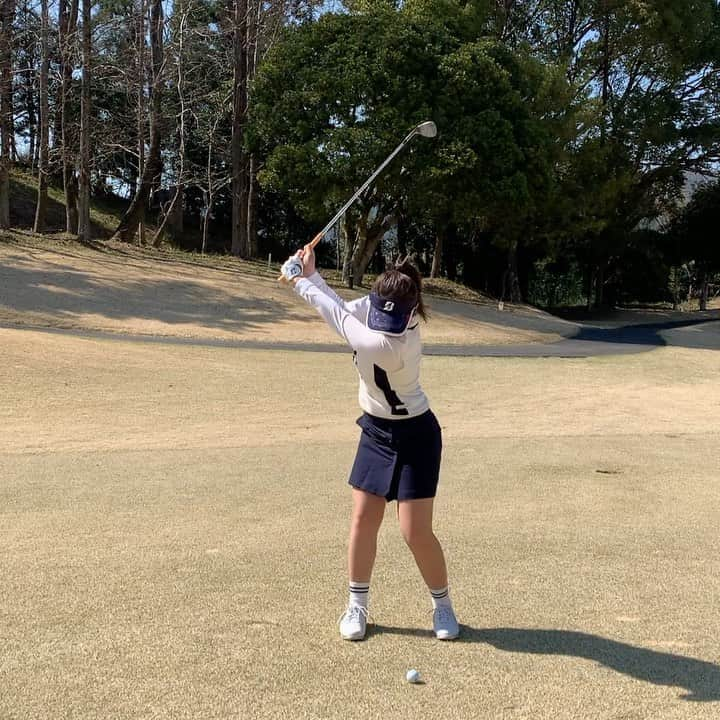 井上沙紀のインスタグラム：「90y 52° デカかった😨😨😨笑 打ったあと喋るの癖😅 . @bridgestonesports_golf  #ブリヂストンゴルフ  #ゴルフ #golf #ゴルフスイング」