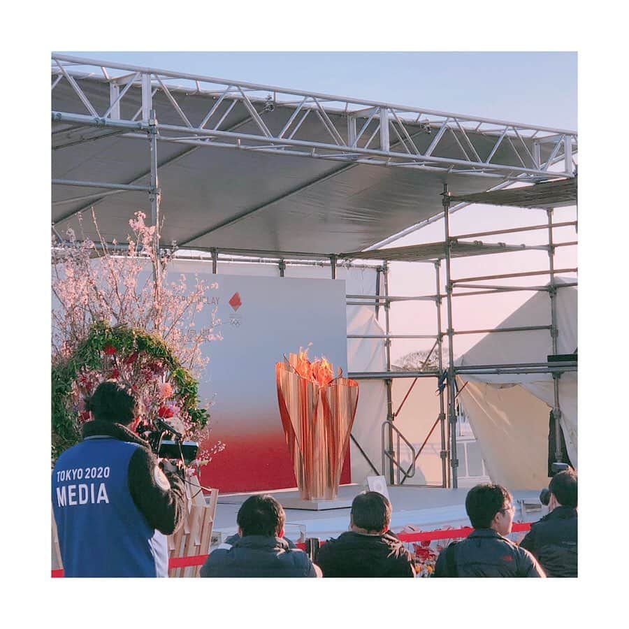 佐々木瞳さんのインスタグラム写真 - (佐々木瞳Instagram)「【復興の火🔥】 ・ 今日は、文化放送・サキドリの取材・中継で、 東京オリンピックの聖火「復興の火」のセレモニー・展示が行われた福島県いわき市のアクアマリンパークへ🐟 ・ 新型コロナウィルスの影響で東京五輪が延期、聖火リレーはとりやめ…悲しいですが、少しでも早くコロナが落ち着いて元の生活に戻り、気持ちよくオリンピックパラリンピックを迎えたいですね。 ・ 復興の火は、とても綺麗に力強く燃え上がっていました☺️🌸 ・ ・ ・ 2枚目は、いわきのゆるキャラ フラおじさん🌴久しぶりの再会😂🌺変わらず、アロハ感満載でカワイイ😳💕 #東京2020 #復興の火 #東京五輪聖火 #東京オリンピックパラリンピック #聖火リレー #アクアマリンパーク #福島県 #いわき市 #文化放送 #サキドリ #サキドリガールズ #レポーター #フラおじさん #桜のトーチ」3月25日 21時28分 - hitomihappygirl1026