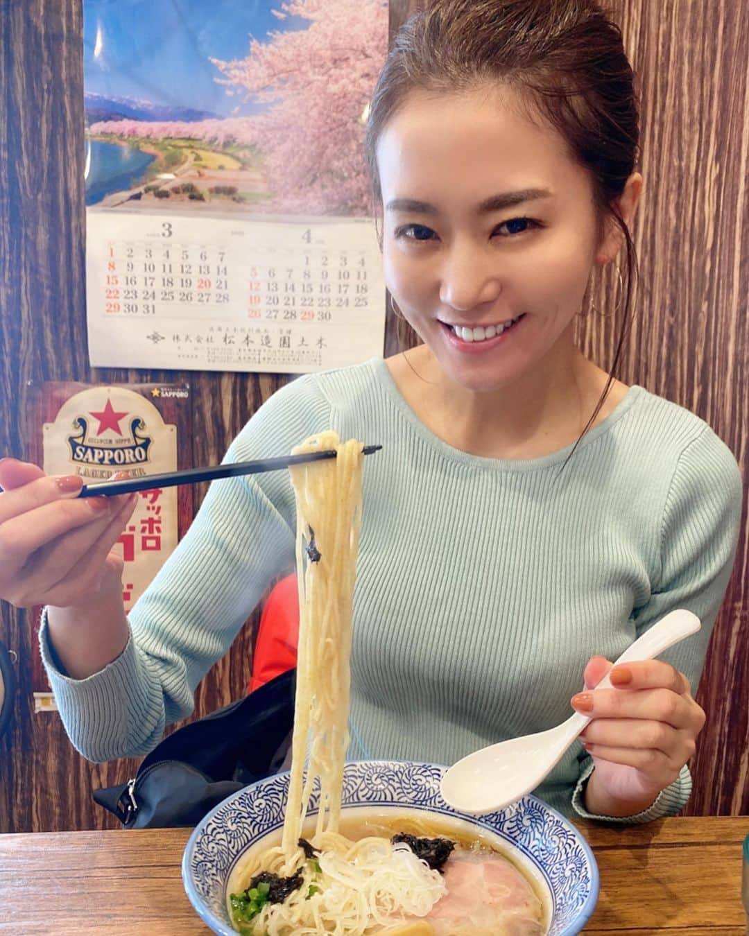 佐野真彩さんのインスタグラム写真 - (佐野真彩Instagram)「ロケ終わりにみんなでラーメン🍜 煮干ラーメン（醤油） ブシ系ラーメン好きなんです😋 身体に優しいラーメンでした✨ . . ダイエットもしていますが、 食べる時は食べます☺️ ただ、毎日体重計に乗ってチェックしているよ⚠️ . . . #羽村　#煮干乃宴 #煮干ラーメン　#ラーメン好きな人と繋がりたい #ラーメン　#ラーメン活動 #マヤ食　#自転車ロケ　#キャスター　#tcn #自転車番組 #ポニーテール　#食べログ」3月25日 21時33分 - sano.maya