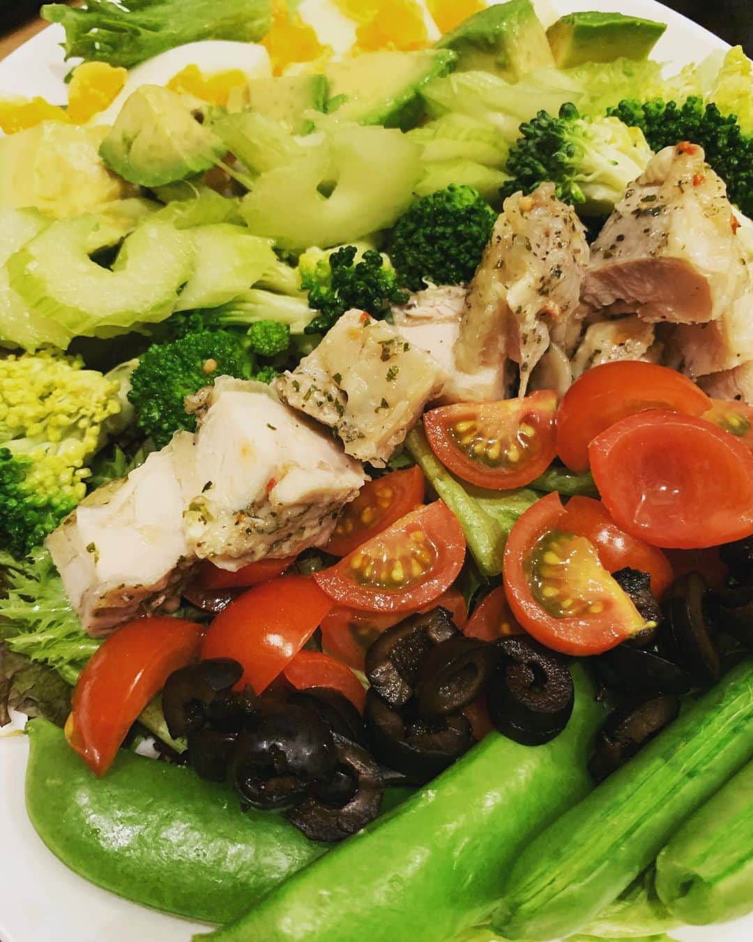 赤井沙希のインスタグラム：「#コブサラダ 的な。  #サラダ #野菜 #野菜たっぷり #自炊 #オリーブ #スナップエンドウ #ハーブチキン #アボカド #アボカド #オリーブ #ブロッコリー #ゆで卵 #セロリ #salad」