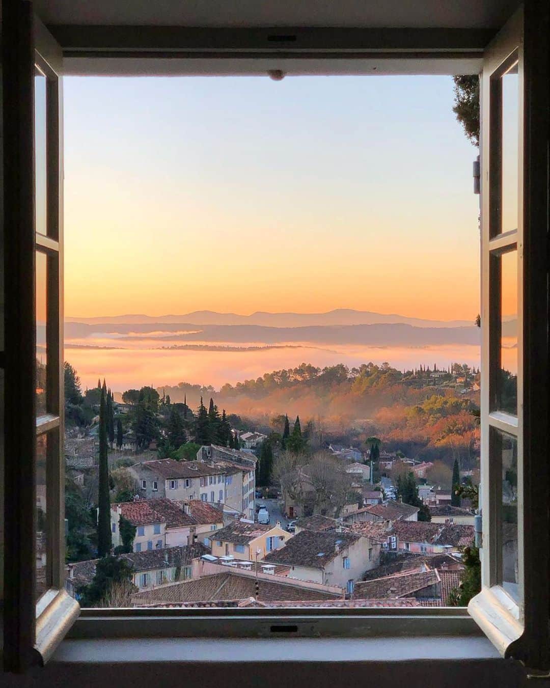 BEAUTIFUL DESTINATIONSさんのインスタグラム写真 - (BEAUTIFUL DESTINATIONSInstagram)「The view from @johntanner’s window in Cotignac, France ❤️🌅 As we #StayHome during this time we wanted to spread positivity through Beautiful Daydreaming. Share your views with us using #StayHome and #BeautifulDestinations for a chance to be featured. Tag a friend who would love this view! (📷: @johntanner 📍: Cotignac, France)」3月25日 21時38分 - beautifuldestinations