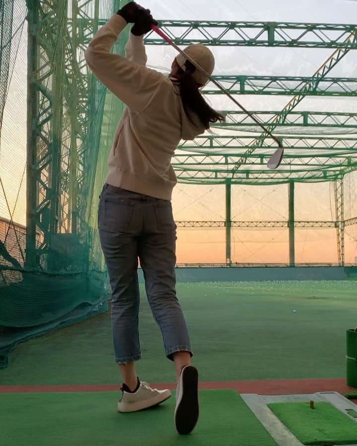 のインスタグラム：「今年初めての練習…サボりすぎた🥴 .  #ゴルフ#ゴルフ女子#ゴルフ初心者#ゴルフ好きな人と繋がりたい#ゴルフ上手くなりたい#アイアン#ゴルフウェア#ゴルフレッスン#スポーツ#運動#健康#趣味#ラウンド行きたい#自主練#ユニクロパーカー#ユニクロ#golf#golfgirls#sports#beauty#healthy#dayoff#holiday#happy#fun#enjoygolf#golfswing」