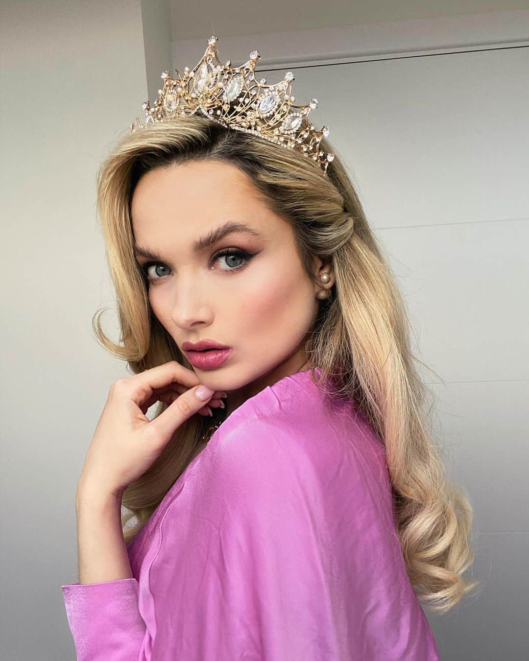 のインスタグラム：「10/10 plan on dressing like a princess 👑 everyday during quarantine 🥺 ⠀ Who needs sweatpants when you have a tiara? 👸🏼💁🏼‍♀️ ⠀ - Dress: @zara Tiara: @amazon ⠀ #mypaleskinblog #princesslife #quarantinequeen #stayhome #stayhomesavelives」