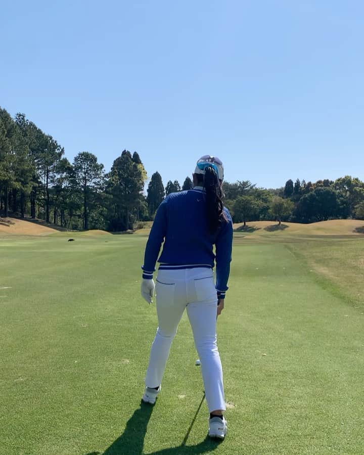 のインスタグラム：「.. 💙💭🏳️ 今日のワンポイント。ハーフショットのコツ⛳️ 振りの力感で振るんじゃなくて "振り幅"を意識して"球のイメージ"をしてみてください！ 振り幅は　肩〜肩　胸〜胸など！自分に合うもので🌬 その意識でだいたい10ヤード落ちます。 5ヤードくらい落としたいときは1インチ短く持ちましょう！ その際は少し右に飛びやすくなるので注意⚠︎ ちなみにこのショットは　48°で5ヤード落としてる振り。 . #コロナに負けるな #ゴルフ #宮崎県」