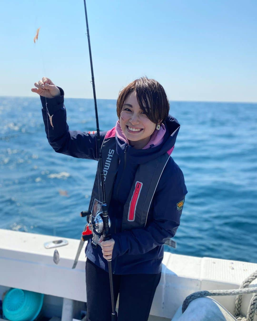 寺田有希さんのインスタグラム写真 - (寺田有希Instagram)「仕事で釣りデビューしてきました🎣✨楽しかった！でも腕パンパン😂😂笑 ・ ・ 果たして寺田は釣れたのか！？ 答え・詳細はのちに公開される動画で(*´꒳`*)✨ #ホリエモンチャンネル #釣りよかでしょう  @tsuriyoka_yoorai ・ ・ 関係者の皆様、本当にありがとうございました！ お陰様で、楽しい釣りデビューになりました🎣✨ 写真は違うけど、『ジギング』というどうやら難易度の高い方法でデビューをしたらしく…こりゃあ、明日は全身筋肉痛だああ😳💦 これで私も『釣りガール』の仲間入りか😂！？笑 ・ ・ #釣り #釣りガール #釣り女子 #デビュー #ジギング #楽しかった #寺田有希 #teradayuki」3月25日 21時48分 - terada_yuki