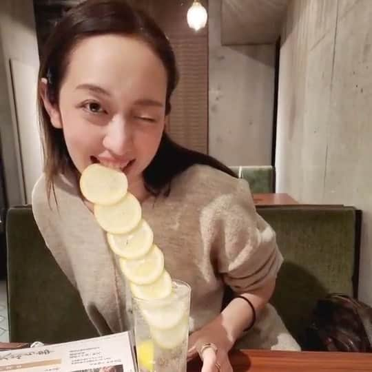 我謝レイラニのインスタグラム：「いつの日かのレモンサワー🍋 動画だと思わず、、キメ顔✨🤣笑 #冷凍レモン 🍋 #インスタ映え♡」