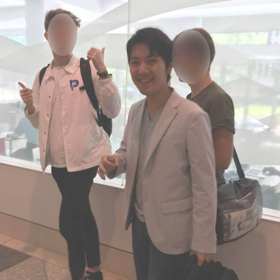 女性自身 (光文社)さんのインスタグラム写真 - (女性自身 (光文社)Instagram)「📣小室圭さん「帰国の予定はない」NY留学続行を代理人が明言 --- 新型コロナウイルスの感染は、あっという間に世界規模のパンデミックとなった。そして感染拡大の波は、小室圭さんの留学先であるニューヨークにも――。小室さんが通うフォーダム大学のロースクールは、3月9日からキャンパス内でのすべての授業を中止。5月の春学期終了まで、オンライン授業に切り替えられることになったのだ。 さらに小室さんにとって“死活問題”となるのが学生寮の閉鎖だ。3月20日、本誌がフォーダム大学を訪れると、キャンパス内は人影もなく、カフェテリアも閉まっていた。学生寮を訪れると、大きな荷物を運ぶ学生がちらほらと建物から出ていくところだった。 「私の実家はニューヨーク市郊外で近くにあるので、期限ギリギリの退去になりました。いま、家族に手伝ってもらって部屋から荷物を運び出しています」（20代の女子学生） 実は、フォーダム大学のホームページによれば、この日までに原則としてすべての学生は寮を退去することになっていたのだ。 --- ▶️続きは @joseijisin のリンクで【WEB女性自身】へ ▶️ストーリーズで、スクープダイジェスト公開中☆ --- #小室圭さん #新型コロナウイルス #フォーダム大学 #学生寮 #留学 #帰国 #眞子さま #秋篠宮家 #皇室 #女性自身 #いいね #フォロー」3月25日 21時58分 - joseijisin