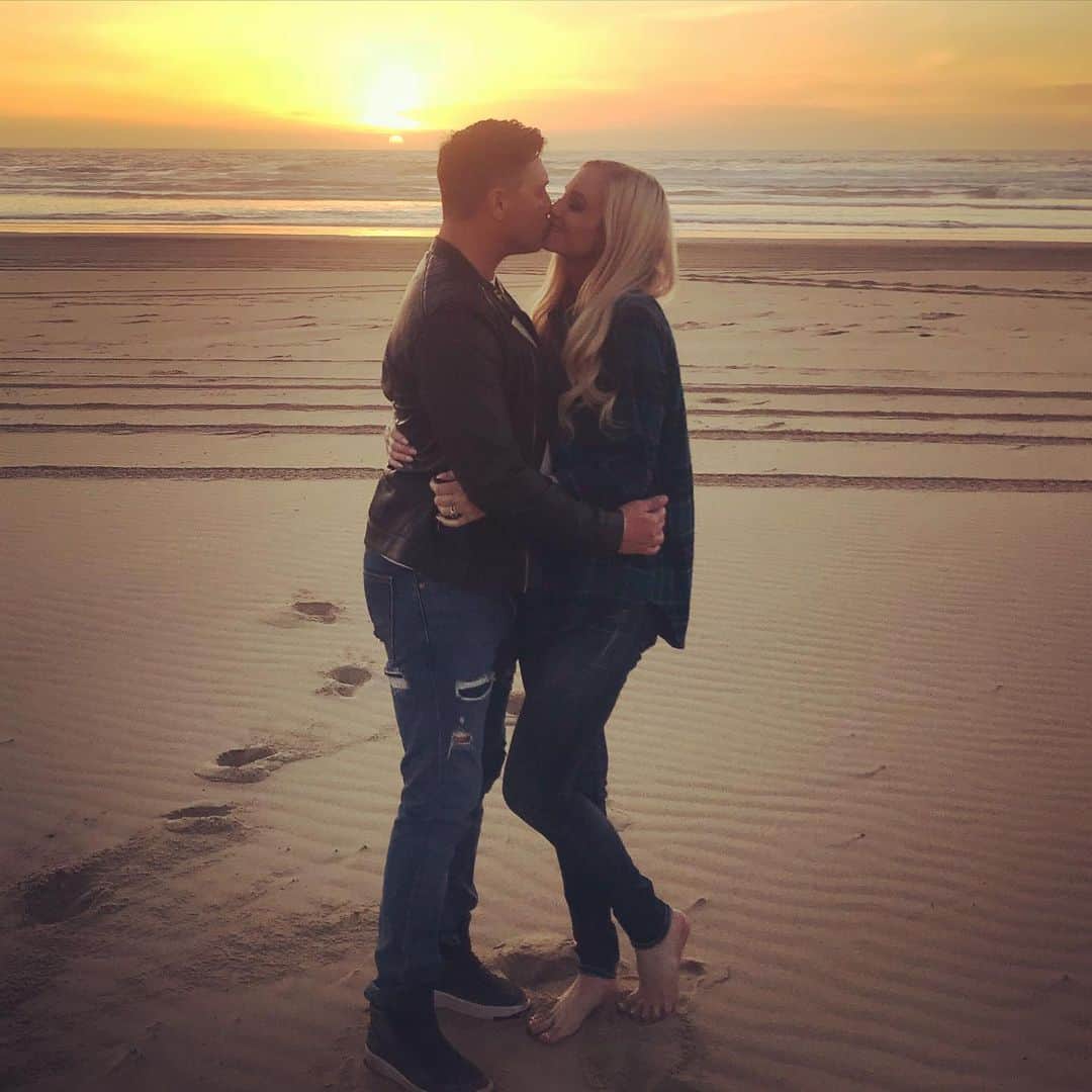 レイン・ギャリソンのインスタグラム：「Being quarantined with @marykaitlin0614 ain’t so bad! #wcw #mylove #mysoul #mywife」