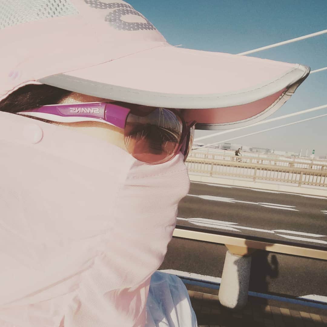 三枝亜紀のインスタグラム：「走るのが大嫌いだったわたし・・・。 . . 年始に夫と試しに走ってみたのがきっかけでランニングにハマり、今では週に２〜３日７キロくらい走っています(*^^*) . . 日差しが強くなってきた最近デビューした装備がコチラ！（笑） . . 日除けつきランニングキャップ♥ . . 知り合いにはなるべく会いたくない格好だけど、なかなか快適！(^^♪ . . #ランニング」