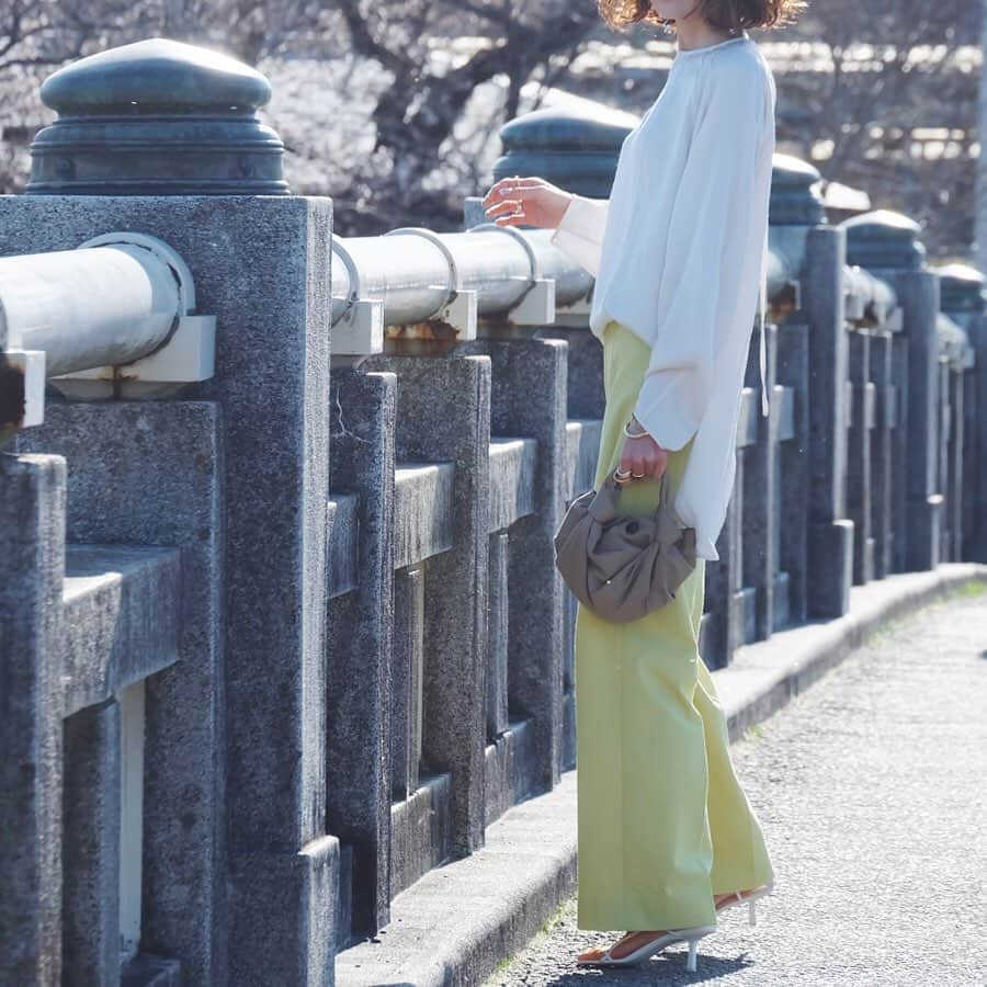 j.chikaさんのインスタグラム写真 - (j.chikaInstagram)「♡﻿ ﻿ 今日はお天気も良く﻿ 日中はブラウス一枚でも暖かくて﻿ 本当に気持ちよかった〜🌸﻿ ﻿ ﻿ サラサラ柔らか〜いサテンブラウス﻿ 背中の細く長いリボンがポイント♡ ﻿ ﻿ ﻿ ﻿ 明日、3/26 thu. 20:00〜﻿ ﻿ KU-UM × chika コラボ﻿ "satin blouse"﻿ ﻿ 発売が遅れました lavender pink﻿ 前回人気だった vintage écru﻿ 2色共、予約販売スタートいたします🎉﻿ ﻿ ﻿ よろしくお願いします♡﻿ ﻿ ﻿ blouse…#kuum @kuumfashion ﻿ pants…#kuumfashion 近日発売﻿ bag,shoes…#therow @therow﻿ ﻿」3月25日 22時02分 - chikako.hongo