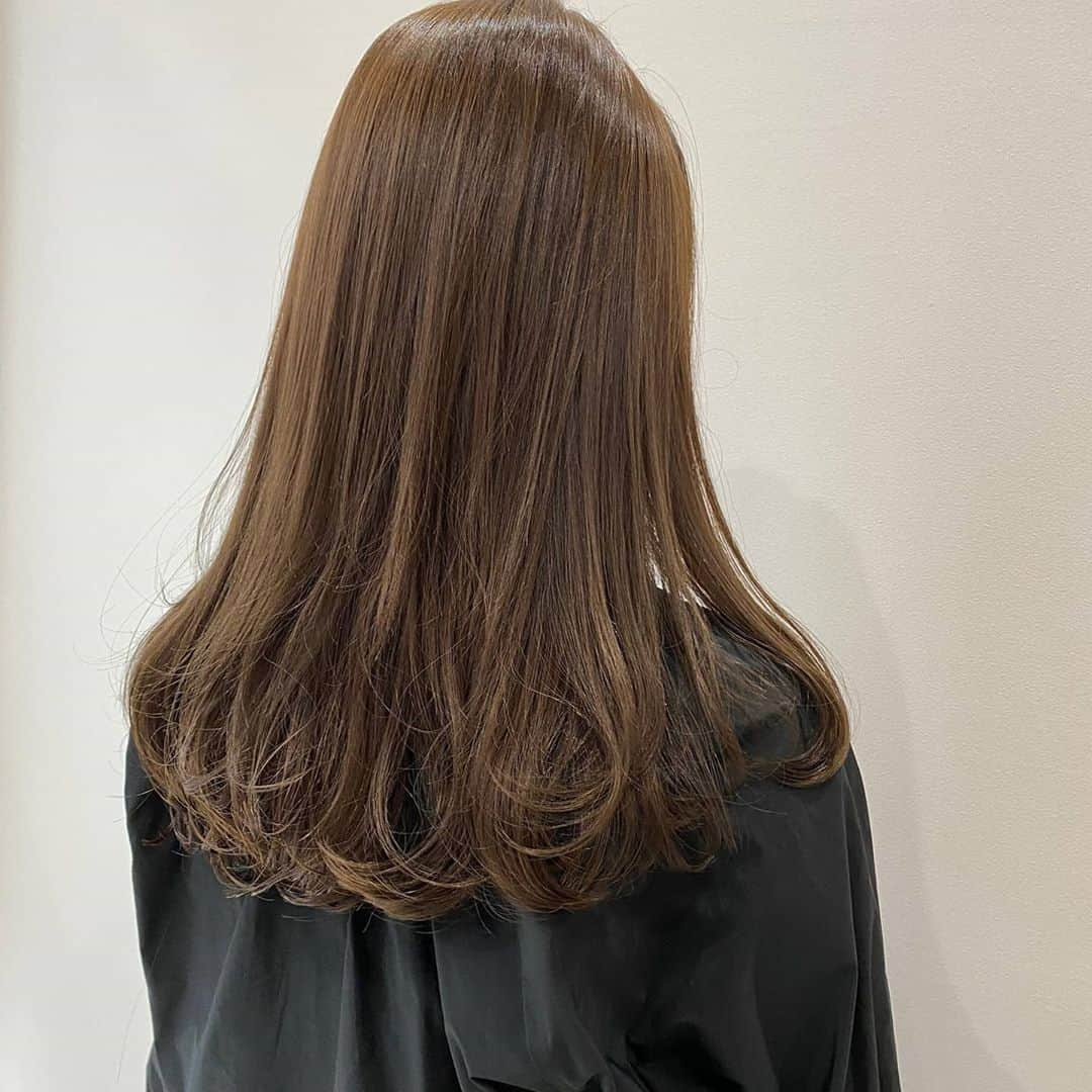 伊原葵さんのインスタグラム写真 - (伊原葵Instagram)「New haircolor♡♡ りょーさんにお団子してもらった🍡 . 大切な撮影があったからメンテナンスに！ 明るさはキープでオリーブにベージュに～ 絶妙なカラーにしてもらったよ♡ トリートメントでとゅるとゅるになった🥰 @ryo_hair ありがとうございますー✌️ カラーは最後の二枚を参考にしてね！ . ロングからボブ、セミロングまで のびたなぁ～！またアレンジできて、 うれしいーーーい✨ . 洋服たくさーん質問きたんだけど 去年にかった @zara　だよ💃 . . #newhair #haircolor #haircare」3月25日 22時12分 - aoi186