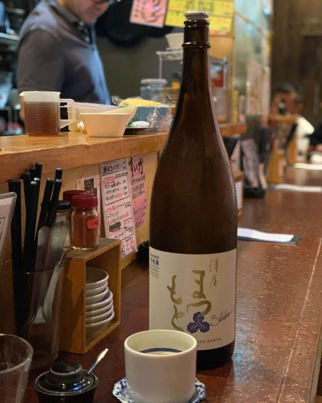 沢瀉美緒さんのインスタグラム写真 - (沢瀉美緒Instagram)「※ At japanese tapas bar🍶✨ . 先日お伺いした、居酒屋さん🏮 茶道の帰りについつい寄り道。 . 上生菓子をいただくとどうしても 塩っぱいものが食べたくなります✨ . ◆とりささみのタタキ ◆ニラと豚バラ青唐辛子炒め ◆澤屋まつもと ◆さつまいものハニーバター ◆焼きラーメン 全てハーフサイズで出してくださるので 色々食べられて嬉しい😋 . 日替わりの日本酒も楽しみ🍶 しかも、トイレットペーパー 譲っていただき感謝しかないです✨ . ご馳走さまでした🙏 . それにしても、東京もいよいよ 大変になってきましたね… . . #居酒屋 #焼きラーメン #博多 #澤屋まつもと #日本酒 #sake #博多どかどか団 #izakaya」3月25日 22時21分 - mio_omodaka