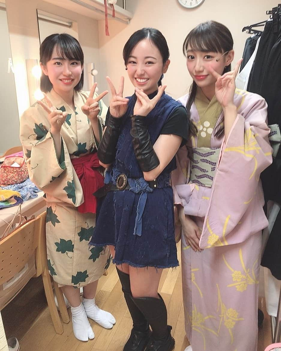 尾形穂菜美のインスタグラム：「今日も無事に閉幕✨ こんな状況にも関わらず２階席までたくさんお客さんが見えて、本当に感謝の気持ちでいっぱいです。泣  それと、やっとずーみんと写真が撮れたよぉおお〜🤤🌸 ・ ・ このくしゃっという笑顔と、あずみになった時のめちゃくちゃかっこいい目のギャップに密かに萌えるばばあでした。  #あずみ」