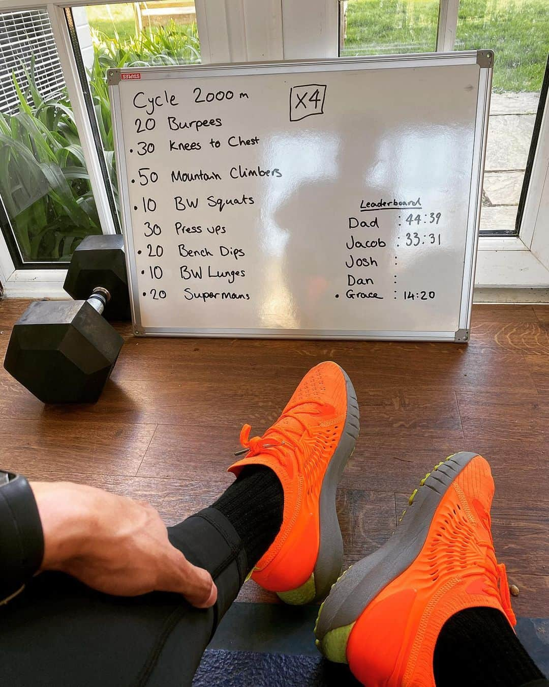 ジェイコブ・マーフィーのインスタグラム：「🥵 Today’s home work out! Give it a try and let me know how you get on! 💪🏽🏃🏽💨 no bike? No problem. Just do without! #stayhome #homeworkout」