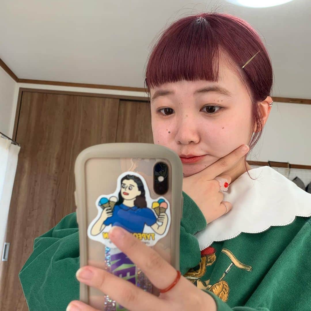 HONOKAのインスタグラム：「.〻  本日の私服〜🐢 最近緑の服着とる率高め（笑） 今くらいの気温で着れる服装がわりと好きやけんずっと春が続いてほしい🌸  春やのに暗いニュースばっかり続きよるけど、しっかり自分で対策をして楽しく生活していこう！うちも帰ったら手洗い、うがいしっかりします！  #ootd #used #usedfashion #usedclothes #green #古着 #古着コーデ #古着女子 #スウェット #スウェットコーデ」