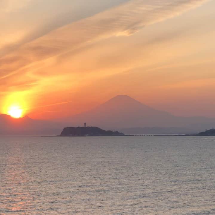 マイケル富岡のインスタグラム：「心に 癒しを…美し過ぎる夕陽 & 日本の美 loveフジヤマ♡ #夕陽 #富士山 #鎌倉 #江ノ島 #由比ヶ浜 #海 #癒し #リゾート #ジェット #サーフィン #love #nature #ocean #mtfuji #worldheritage #beach #surfing #pwc #actorslife #actor #shooting #マイケル富岡 #タレント #俳優 #撮影 #staysafe #ronherman #malibufarm #malibuhotel #過去ピク」