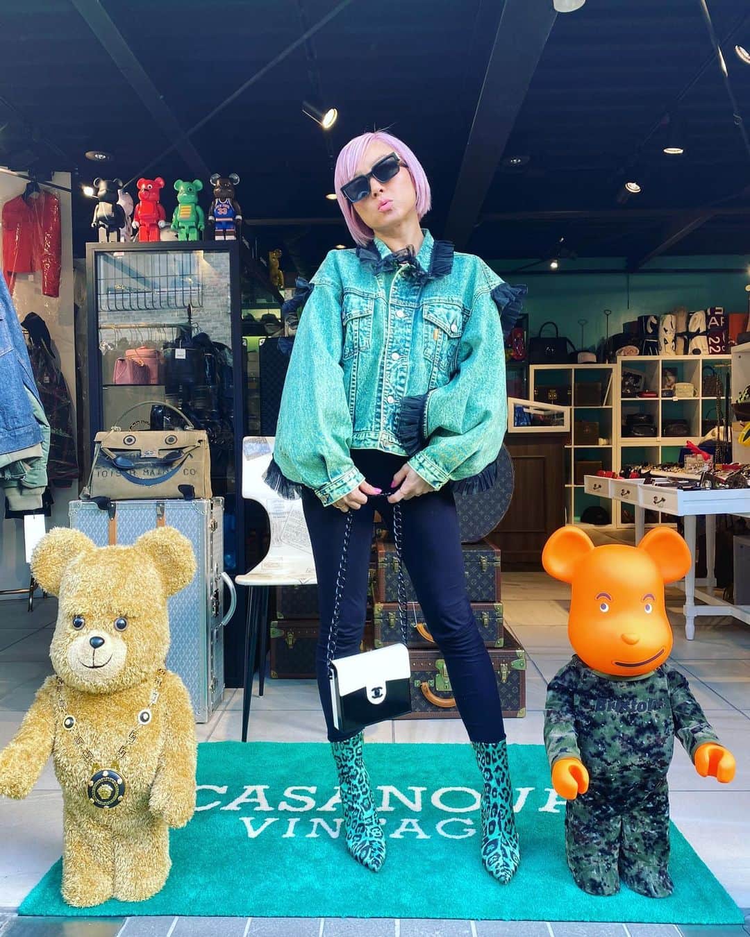 Nazukiのインスタグラム：「💚𝕍𝕚𝕟𝕥𝕒𝕘𝕖 ℝ𝕖𝕞𝕒𝕜𝕖💚  デニムジャケット @microwavehk 💛 shop @casanova_vintage 💛  大好きなお店💕  #vintage #remake #myphoto #photography #favorite  #shop #nazuki #dancer #denim #mama #ビンテージ　#リメイク #デニム」