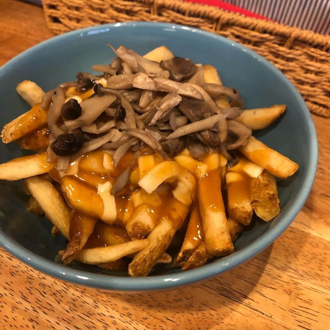 木下望のインスタグラム：「下北沢でグルメしてきた🥔 ・ ロブソンフライズめちゃうまだった❤️久々〜☝️マッシュルームトッピングやばかったよ🍄うまい！ ・ ベースのポテトにトッピング選べますよシステムでした🥔 ・ ずっと行きたいねって言ってたネグラにも行ったよ❤️人気店で1.2時間くらい待ったけど、電話番号伝えたら呼んでくれるやちでした☝️親切〜☝️ ・ 映えソーダ飲んで幸せまるでした🌸🥤 ・ #下北沢 #下北沢カフェ #下北沢グルメ #下北沢ランチ #ポテト #ポテトフライ #ロブソンフライズ #ネグラ #喫茶店 #喫茶ネグラ #クリームソーダ #クリームソーダ部 #クリームソーダ巡り #スタマリ」